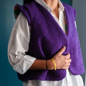 Gilet sans manches version réversible lainage bouclette violet doublure réversible coloré chez elness. Fabriqué en France par une couturière.