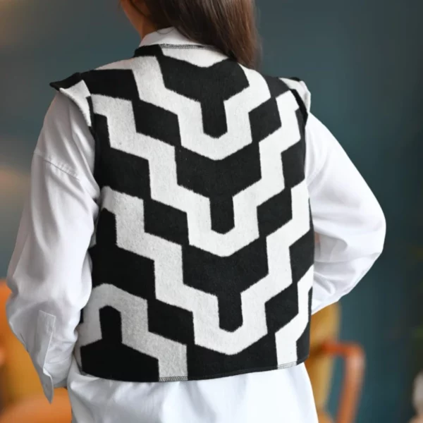 Gilet sans manches tout doux épaulettes, motif chevron couleurs noir et écru. Fabirqué en France par une couturière.