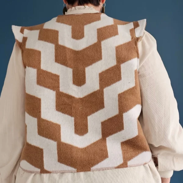 Gilet sans manches tout doux épaulettes, motif chevron zig zag couleurs camel et écru. Fabirqué en France par une couturière.