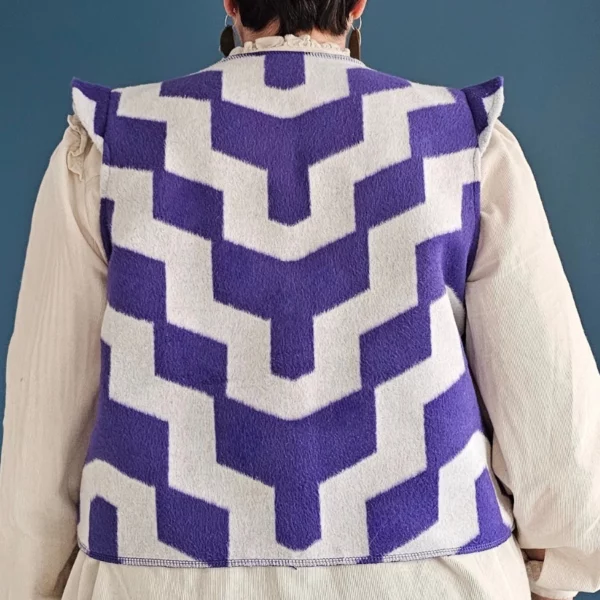 Gilet sans manches tout doux épaulettes, motif chevron zig zag couleurs violet et écru. Fabirqué en France par une couturière.