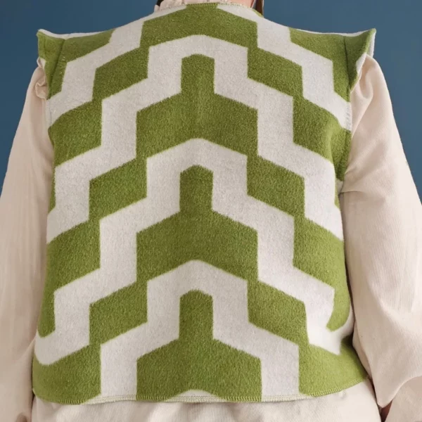 Gilet sans manches tout doux épaulettes, motif chevron zig zag couleurs vert et écru. Fabirqué en France par une couturière.