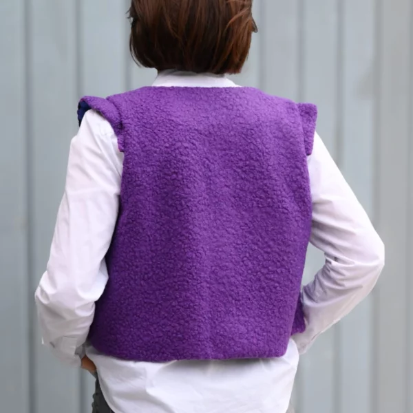 Gilet sans manches version réversible lainage bouclette violet doublure réversible coloré chez elness. Fabriqué en France par une couturière.