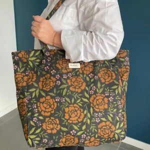 Un grand sac en coton épais dans le motif fleurs marron, l'intérieur est composé d'une petite