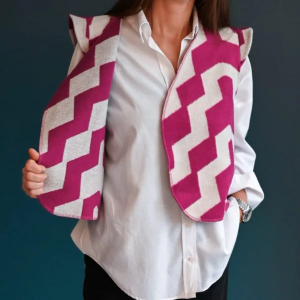 Gilet sans manches tout doux épaulettes, motif chevron zig zag couleurs rose fushia et écru. Fabirqué en France par une couturière.