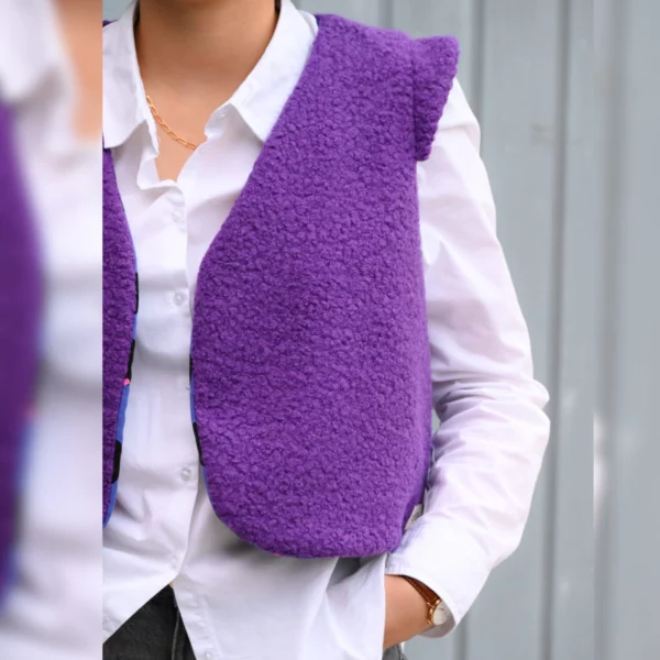 Gilet sans manches version réversible lainage bouclette violet doublure réversible coloré chez elness. Fabriqué en France par une couturière.