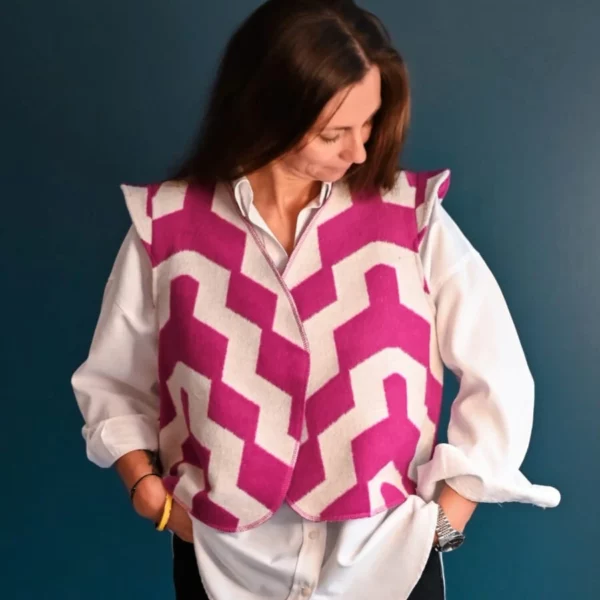 Gilet sans manches tout doux épaulettes, motif chevron zig zag couleurs rose fushia et écru. Fabirqué en France par une couturière.