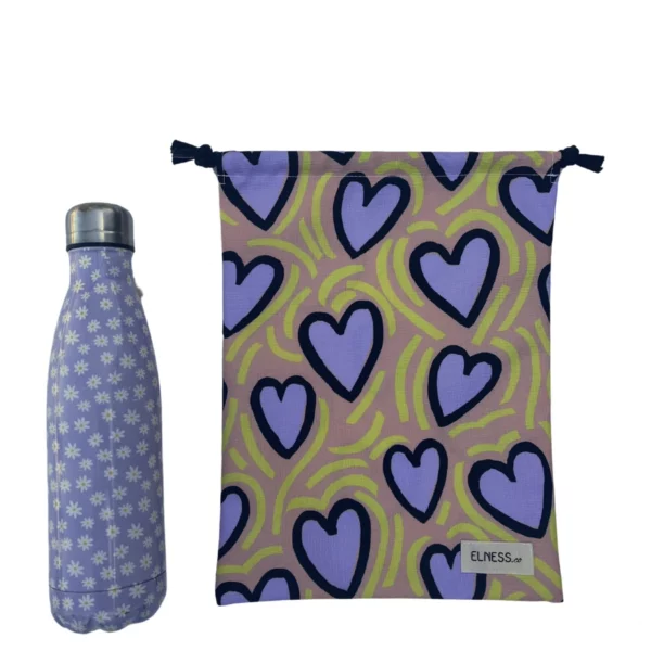 Pochette imperméable et écoresponsable, confectionnée à partir de chutes de tissus et fermée par des liens en coton recyclé, idéale pour transporter maillot mouillé, produits de beauté ou linge sale en voyage.