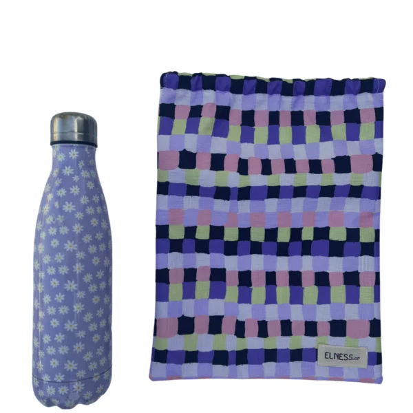 Pochette imperméable et écoresponsable, confectionnée à partir de chutes de tissus et fermée par des liens en coton recyclé, idéale pour transporter maillot mouillé, produits de beauté ou linge sale en voyage.