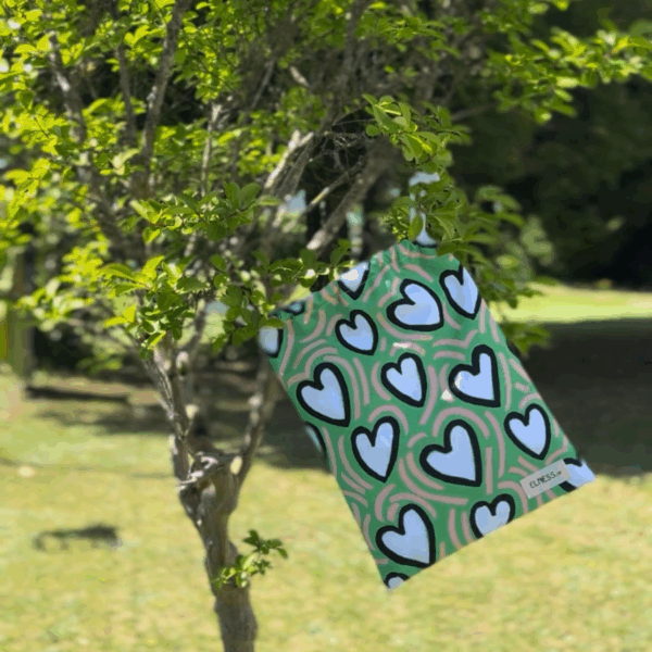 Pochette imperméable et écoresponsable, confectionnée à partir de chutes de tissus et fermée par des liens en coton recyclé, idéale pour transporter maillot mouillé, produits de beauté ou linge sale en voyage.