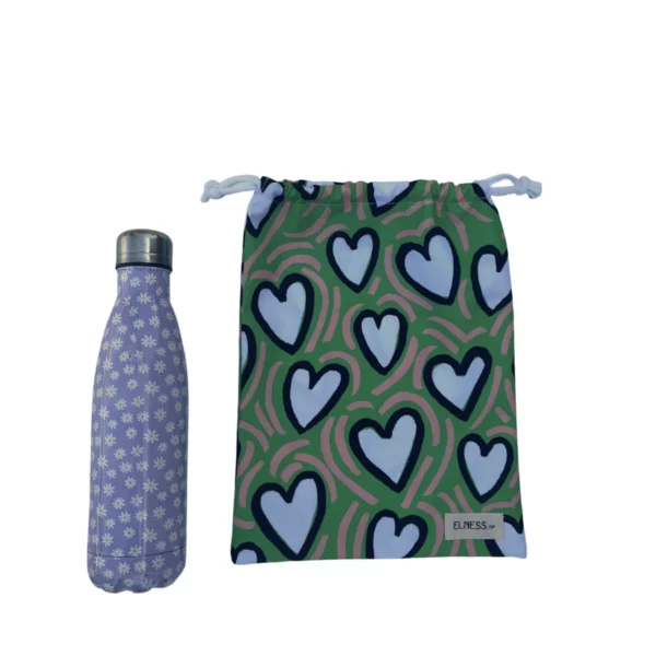 Pochette imperméable et écoresponsable, confectionnée à partir de chutes de tissus et fermée par des liens en coton recyclé, idéale pour transporter maillot mouillé, produits de beauté ou linge sale en voyage.