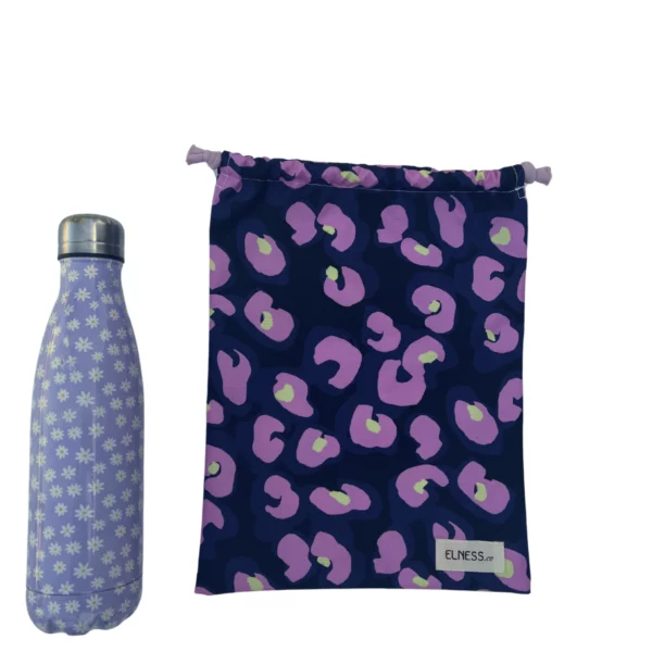 Pochette imperméable et écoresponsable, confectionnée à partir de chutes de tissus et fermée par des liens en coton recyclé, idéale pour transporter maillot mouillé, produits de beauté ou linge sale en voyage.