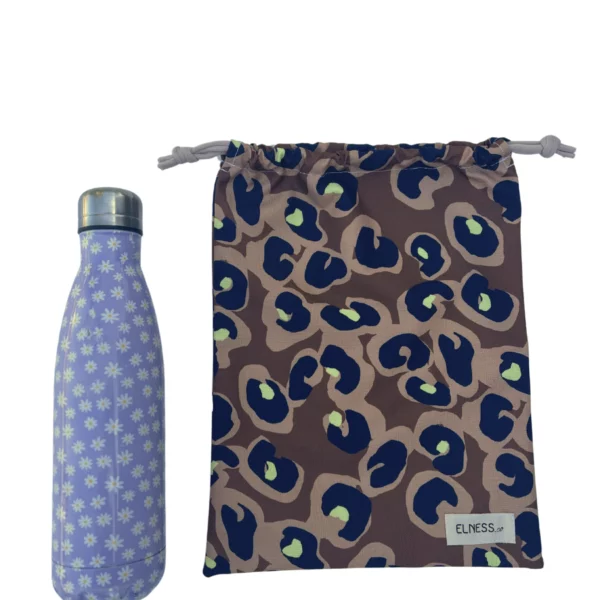 Pochette imperméable et écoresponsable, confectionnée à partir de chutes de tissus et fermée par des liens en coton recyclé, idéale pour transporter maillot mouillé, produits de beauté ou linge sale en voyage.