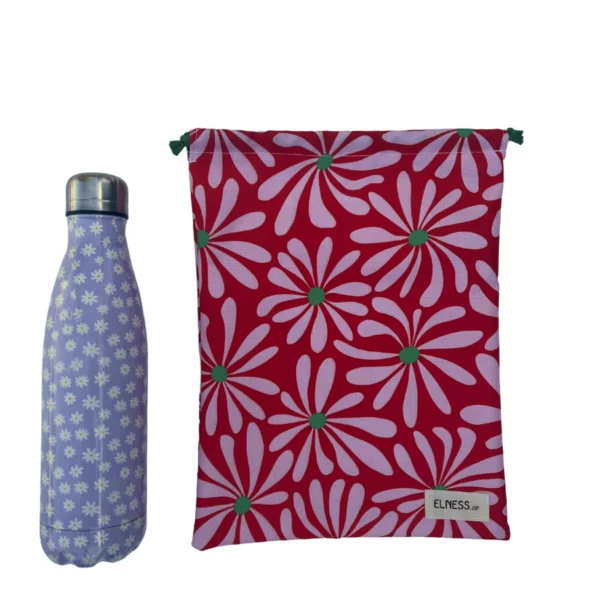 Pochette imperméable et écoresponsable, confectionnée à partir de chutes de tissus et fermée par des liens en coton recyclé, idéale pour transporter maillot mouillé, produits de beauté ou linge sale en voyage.